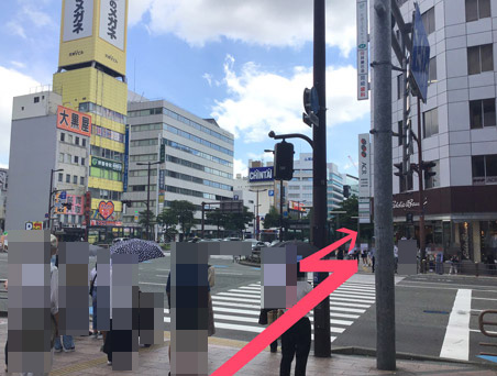 道なりすぐの横断歩道を渡りそのまま直進